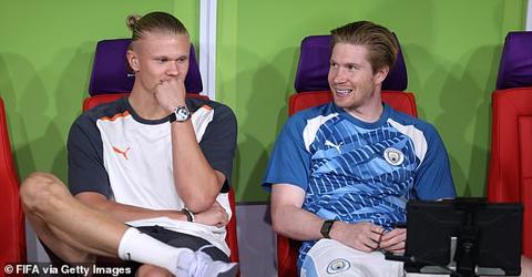 JEDDAH, SAUDI ARABIA - DECEMBER 22: Erling Haaland and Kevin De Bruyne of Manchester City speak prior to the FIFA Club World Cup Saudi Arabia 2023 Final between Manchester City and Fluminense at King Abdullah Sports City on December 22, 2023 in Jeddah, Saudi Arabia. (Photo by Lars Baron - FIFA/FIFA via Getty Images)