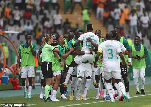 YAMMOUSSOUKRO, IVORY COAST - JANUARY 15: Pape Gueye of Senegal celebrates with his team-mates after scoring his sides first goal during the TotalEnergies CAF Africa Cup of Nations group stage match between Senegal and Gambia at Charles Konan Banny Stadium on January 15, 2024 in Yamoussoukro, Ivory Coast. (Photo by MB Media/Getty Images)