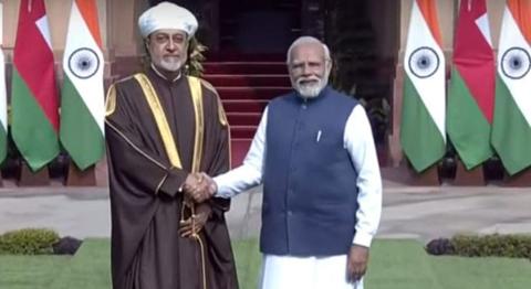 جلالة السلطان يعقد لقاءً مع رئيس وزراء الهند