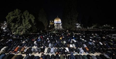 200 ألف مصلٍ يحيون ليلة القدر في المسجد