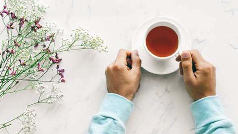 ماذا يحدث لجسمك عند شرب الشاي بعد الأكل؟