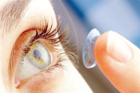 هل تؤثر العدسات اللاصقة على جفاف العين؟ وما هي