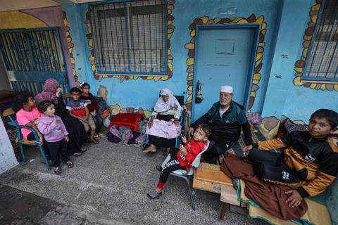 مدارس غزة تكتظ بالنازحين “صور”