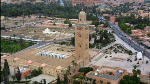 شاهد مئذنة أشهر مسجد في المغرب تتمايل بسبب