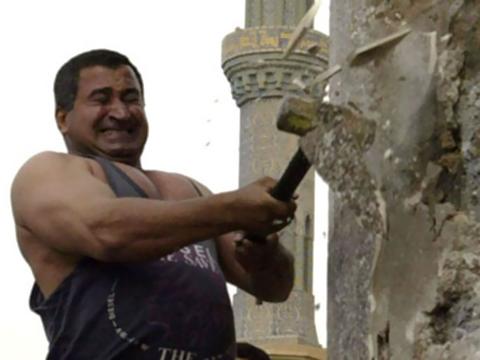 بعد 20 عامًا.. محطم تمثال صدام حسين يعترف بندمه
