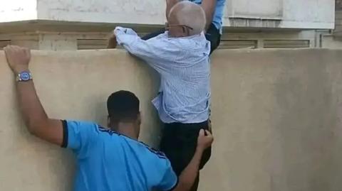 صورته أذابت القلوب.. عجوز مصري يتسلق سورا