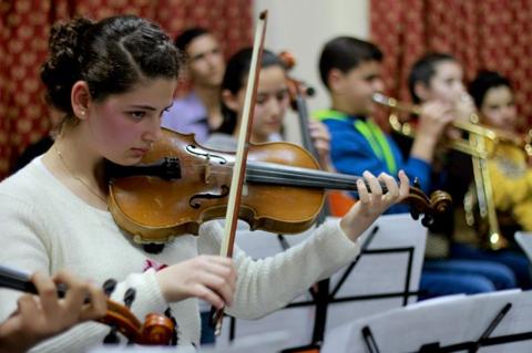 فتية وفتيات يتعلمون الموسيقى في معهد فني في غزة -رائد موسى-الجزيرة نت