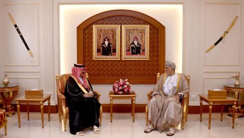 جلالة السُّلطان المعظم يمنح السفير السعودي وسام