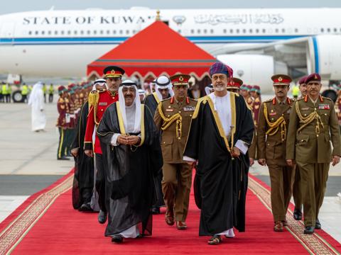 سُمو الشيخ أمير دولة الكويت يصل إلى سلطنة عُمان