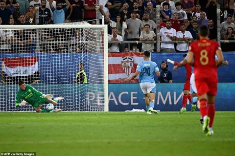 A rapid counter-attack from Sevilla almost saw City fall two goals behind, only for Ederson to smother En-Nesryi s low shot