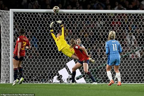 Lauren Hemp nearly put England ahead in the first half - but her effort from outside the area struck the top of Spain s crossbar