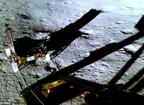 شاهد: لحظة هبوط مركبة فضاء هندية على سطح القمر