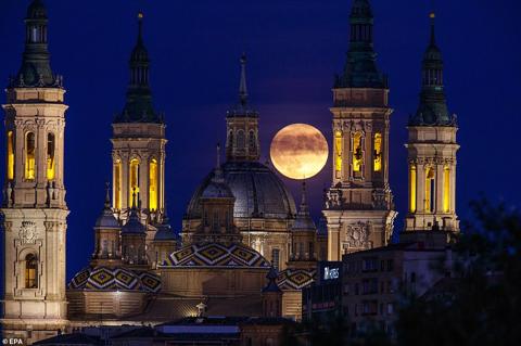 SPAIN: A full Blue Moon rises over El Pilar Basilica in Zaragoza, Spain
