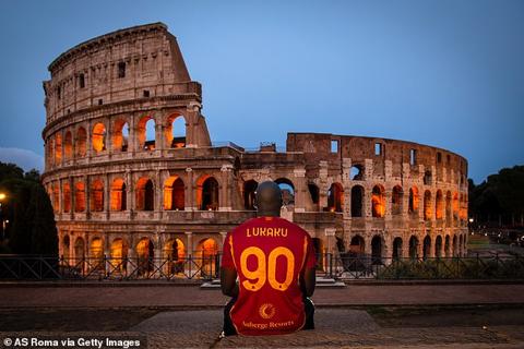 Lukaku poses in front of Rome s Colosseum after completing his loan move from Chelsea
