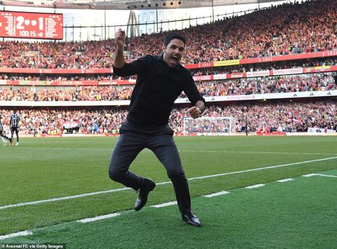 Arsenal manager Mikel Arteta celebrates on the touchline in delight after his team s late winner at the Emirates Stadium