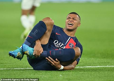 Kylian Mbappe went off with a suspected ankle injury as PSG returned to winning ways