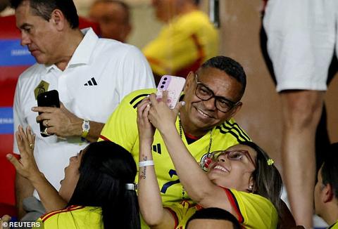 Diaz s father, Luis Manuel Diaz, poses for pictures with fans before the game in Colombia