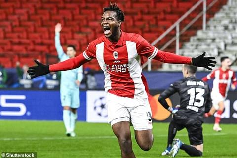 Substitute George Ilenikhena scored in stoppage time to seal a famous win for Royal Antwerp
