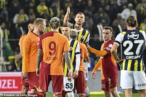 Fenerbahce captain Edin Dzeko was unhappy with Galatasaray s claim for a penalty