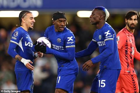 Dele Alli claimed Chelsea duo Noni Madueke (centre) and Nicolas Jackson (right) were showing their age when they squabbled over who would take a penalty against Everton