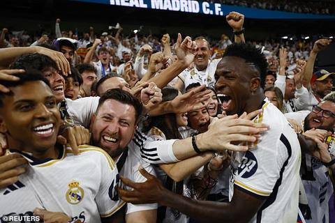 Vinicius Jr celebrates with the Madrid supporters after Bellingham s winning goal