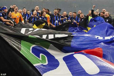 Inter Milan players and staff brought out banners with the number 20 on it to celebrate their triumph which takes them one title clear of AC Milan s 19
