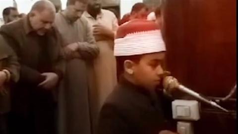 مقطع يثير الجدل.. إمام مسجد يتصفح هاتفه أثناء