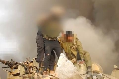 أسر جندي إسرائيلي من داخل دبابته المتضررة المصدر: حساب كتائب القسام على تليغرام