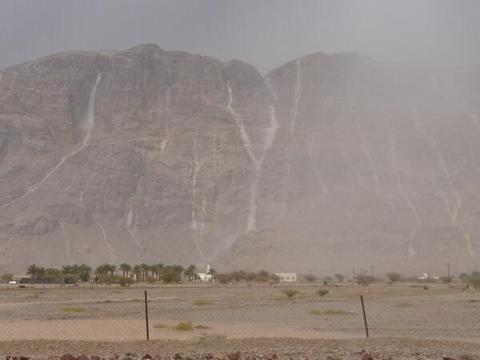 سقوط مواطن من ثاني أعلى قمة جبلية في سلطنة عمان