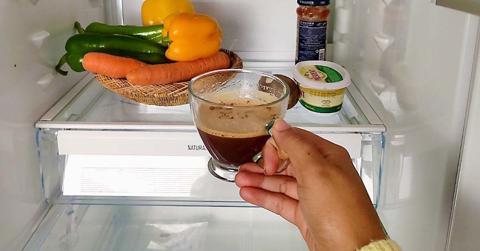 لماذا عليك وضع فنجان القهوة في الثلاجة قبل شربه؟