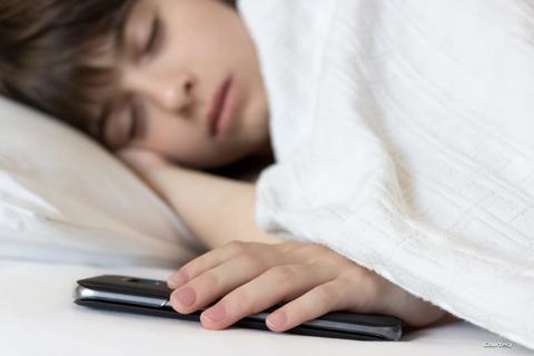 “أبل” تحذر من النوم بالقرب من هواتفها أثناء