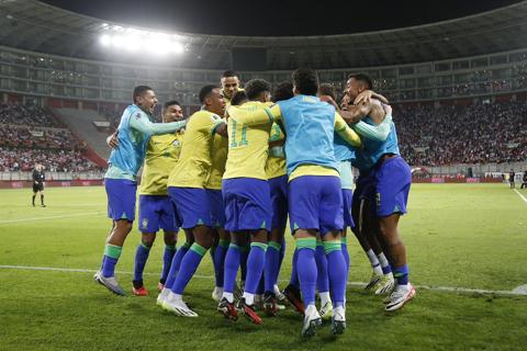 البرازيل تحقق فوزًا صعبًا على بيرو في تصفيات