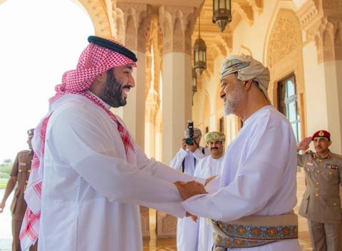 ولي العهد السعودي يغادر سلطنة عمان “صورة”