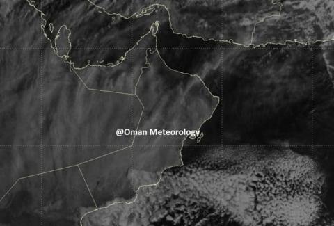 غدًا.. احتمال تأثر أجواء سلطنة عمان بأخدود من
