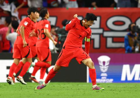 المنتخب الكوري الجنوبي يتأهل إلى نصف نهائي كأس آسيا 2023 لكرة القدم، بعد فوزه على نظيره الأسترالي بنتيجة 2 / 1. 
