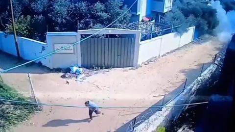 شاهد: الاحتلال يقصف 3 مدنيين بعدما طالبهم