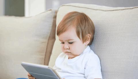 ما هو عدد الساعات المناسب للأطفال أمام الشاشة؟