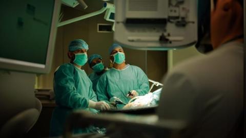 مستشفى حكومي يجري عملية جراحية لإنقاص وزن طفل