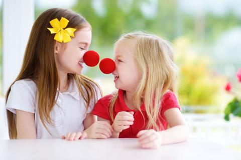 5 نصائح لتعليم طفلك المزاح وتنمية روح الدعابة