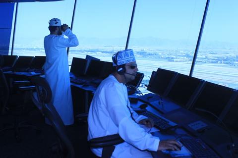 تعرّف على الدور المهم لـ المراقب الجوي في أجواء السلطنة - صحيفة أثير الإلكترونية