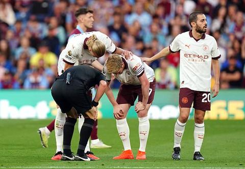Kevin De Bruyne (centre) was forced off in the first half at Burnley (Mike Egerton/PA).