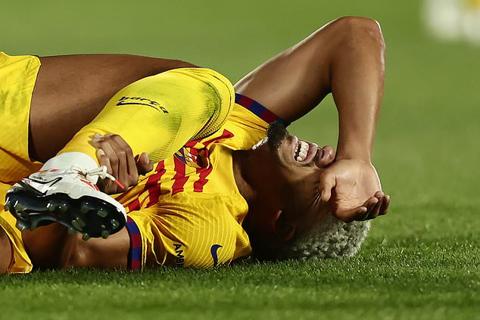 Barcelona s Ronald Araujo lies on the pitch after a challenge during the Spanish La Liga soccer match between Getafe and FC Barcelona at the Coliseum Alfonso Perez stadium in Getafe, Spain, Sunday, Aug. 13, 2023. (AP Photo/Alvaro Medranda)