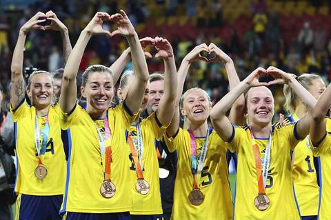 Sweden gesture to supporters as they celebrate with their bronze medals after defeating Australia in the Women s World Cup third place playoff soccer match in Brisbane, Australia, Saturday, Aug. 19, 2023. (AP Photo/Tertius Pickard)