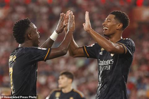 Real Madrid s Vinicius Junior, left, celebrates with Jude Bellingham after scoring his side s third goal during a Spanish La Liga soccer match between Almeria and Real Madrid at the Power Horse Stadium in Almeria, Spain, Saturday, Aug. 19, 2023. (AP Photo/Fermin Rodriguez)