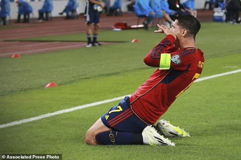 Spain s Alvaro Morata celebrates after scoring his side s opening goal during the Euro 2024 group A qualifying soccer match between Georgia and Spain at Boris Paichadze Dinamo Arena in Tbilisi, Georgia, Friday, Sept. 8, 2023. (AP Photo/Zurab Tsertsvadze)