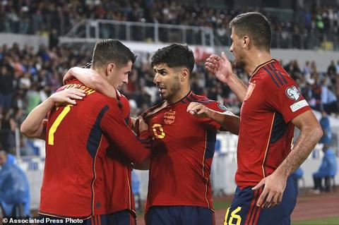Spain s Alvaro Morata, left, celebrates with teammates after scoring his side s opening goal during the Euro 2024 group A qualifying soccer match between Georgia and Spain at Boris Paichadze Dinamo Arena in Tbilisi, Georgia, Friday, Sept. 8, 2023. (AP Photo/Zurab Tsertsvadze)