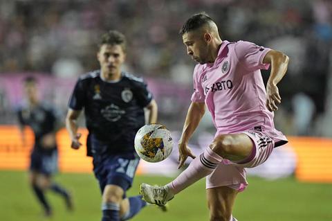 against Inter Miami defender Jordi Alba, right, controls the ball as Sporting Kansas City midfielder Jake Davis approaches, Saturday, Sept. 9, 2023, during the first half of an MLS soccer match in Fort Lauderdale, Fla. (AP Photo/Wilfredo Lee)
