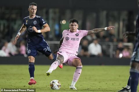 Sporting Kansas City midfielder Erik Thommy, left, and against Inter Miami midfielder Facundo Farias battle for the ball, Saturday, Sept. 9, 2023, during the first half of an MLS soccer match in Fort Lauderdale, Fla. (AP Photo/Wilfredo Lee)