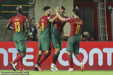 Portugal s Goncalo Inacio, 2nd right, celebrates with Bruno Fernandes, right, and Goncalo Ramos after scoring his side s fourth goal during the Euro 2024 group J qualifying soccer match between Portugal and Luxembourg at the Algarve stadium outside Faro, Portugal, Monday, Sept. 11, 2023. (AP Photo/Joao Matos)