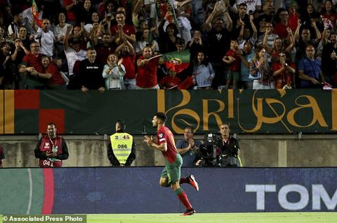 Portugal s Goncalo Ramos celebrates after scoring his side s second goal during the Euro 2024 group J qualifying soccer match between Portugal and Luxembourg at the Algarve stadium outside Faro, Portugal, Monday, Sept. 11, 2023. (AP Photo/Joao Matos)